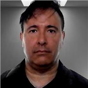 Giornalista, copywriter e scrittore Impartisce lezioni private